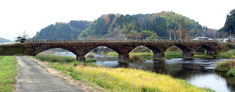 立派な5連アーチの石橋「原尻橋」
