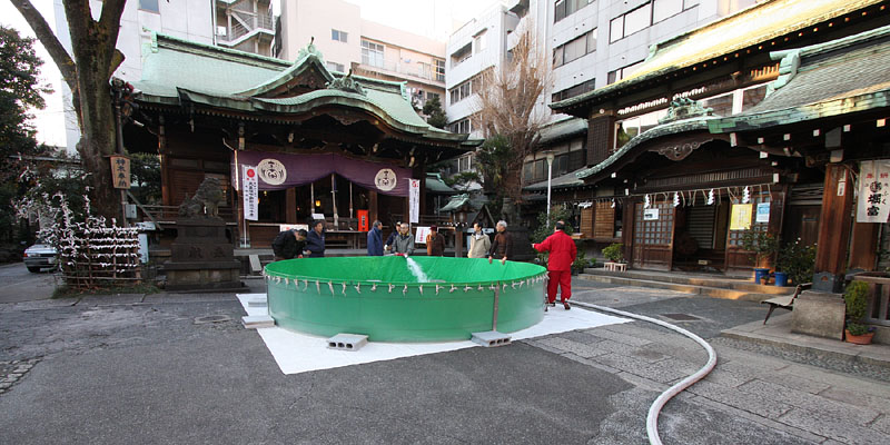 円形水槽に給水開始 15:45