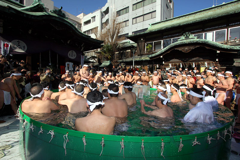 拝殿に向かって行う寒中水浴
