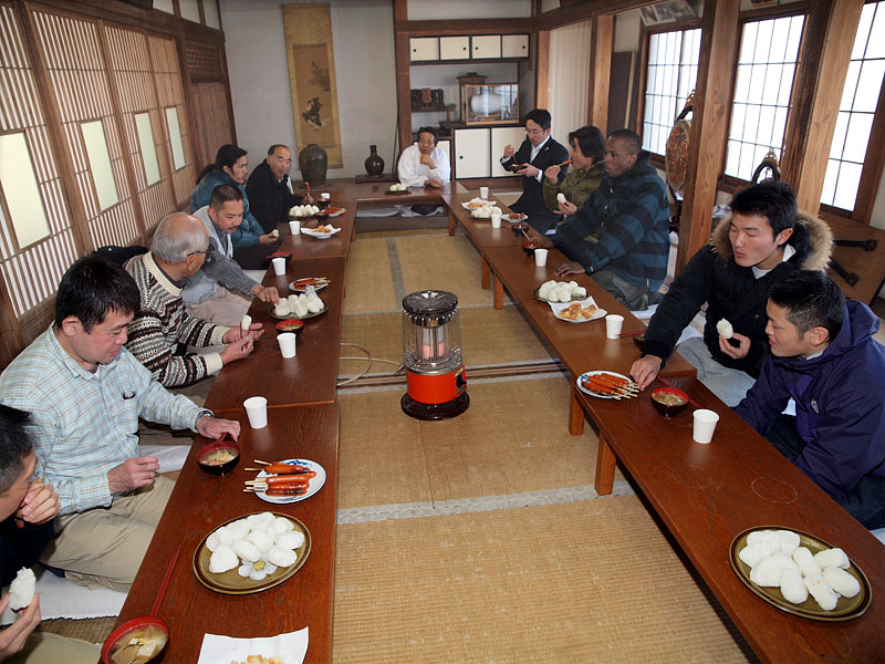 栗原崇次(くりはら・たかつぐ)宮司を囲んで和気藹々の昼食会/斎館 2010.1.24 12:14