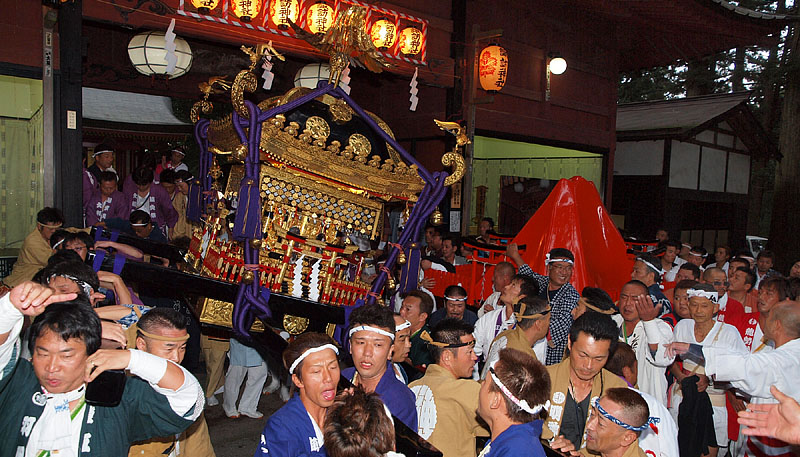 諏訪神社を出発する大神輿