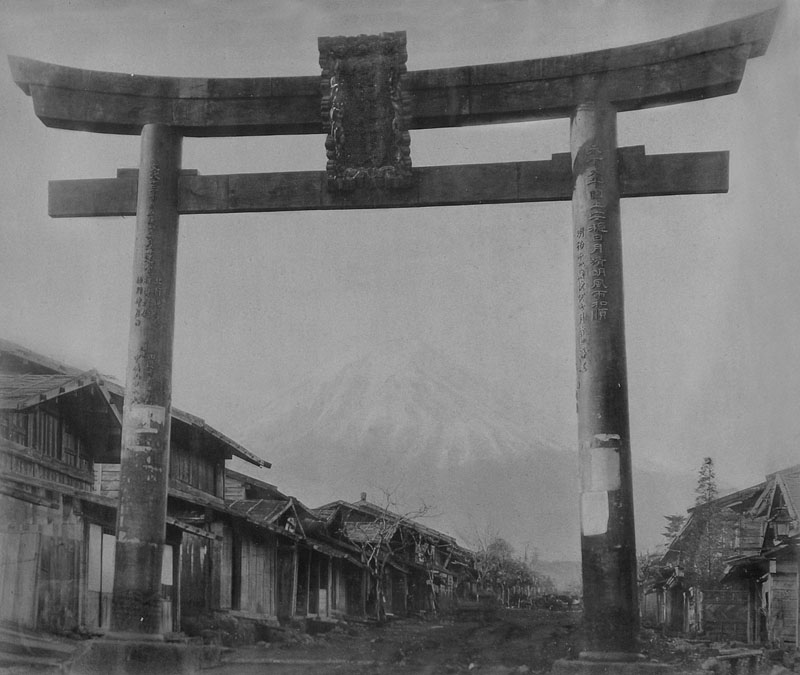 明治11年(1878)に建立された金鳥居から見た富士山/明治前期