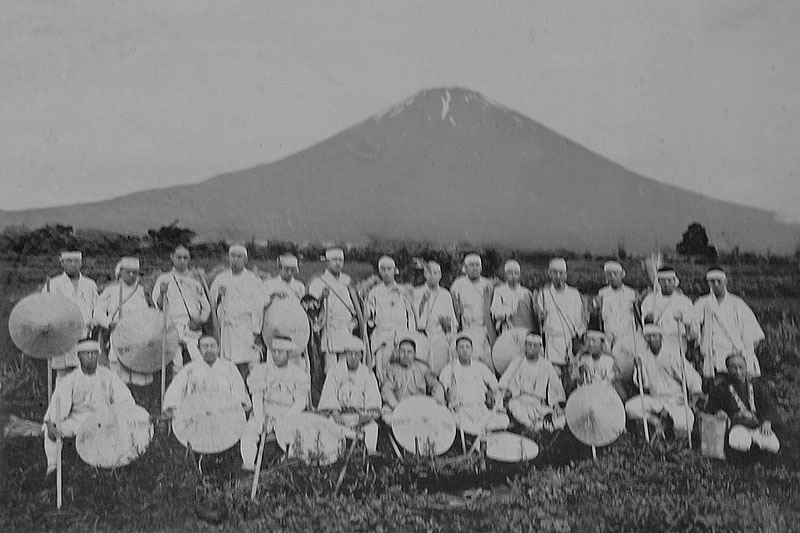 東京市芝新堀町の富士講道者たちの記念撮影(御殿場)/明治41年(1908)7月