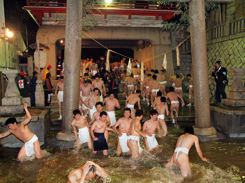 垢離取場を駆け抜ける裸の集団