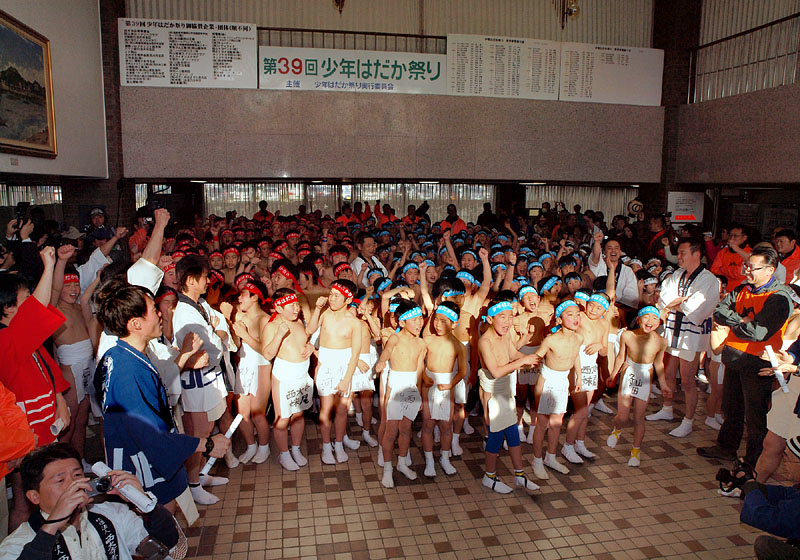 450人が参加した少年はだか祭り出発式 15:46