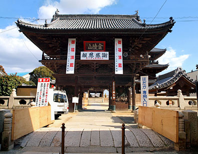 二本の御福頂戴の垂幕がかかる西大寺仁王門