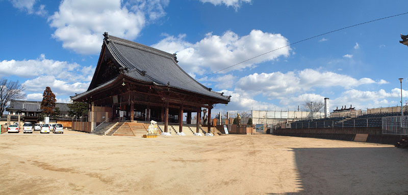 西大寺本堂(中央)と会陽特別観覧指定席(右)