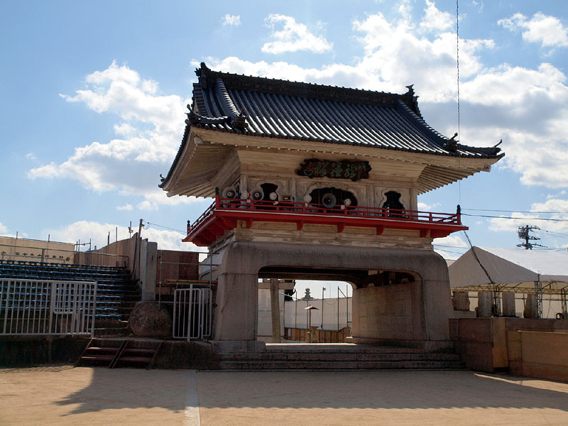 垢離取場の入口に建つ竜宮城のような石門