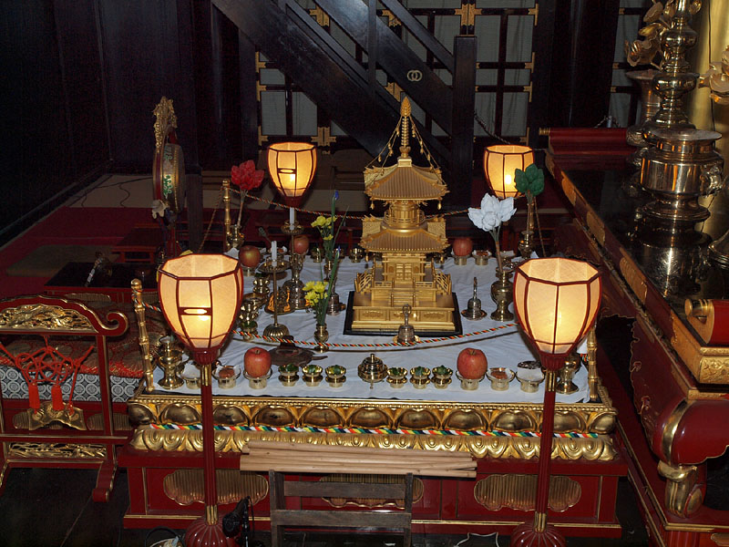 本堂内陣中央の祭壇