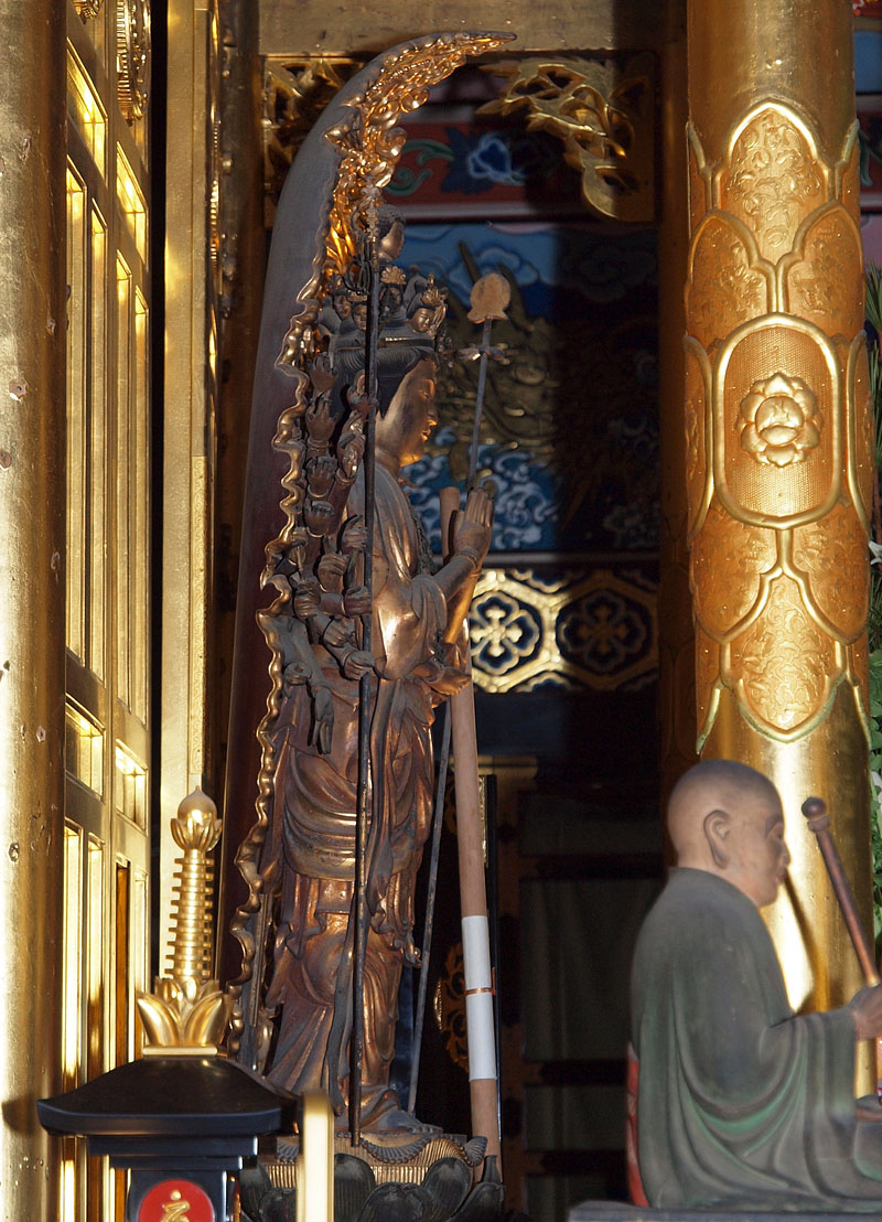 側面からご本尊(前立)を拝む