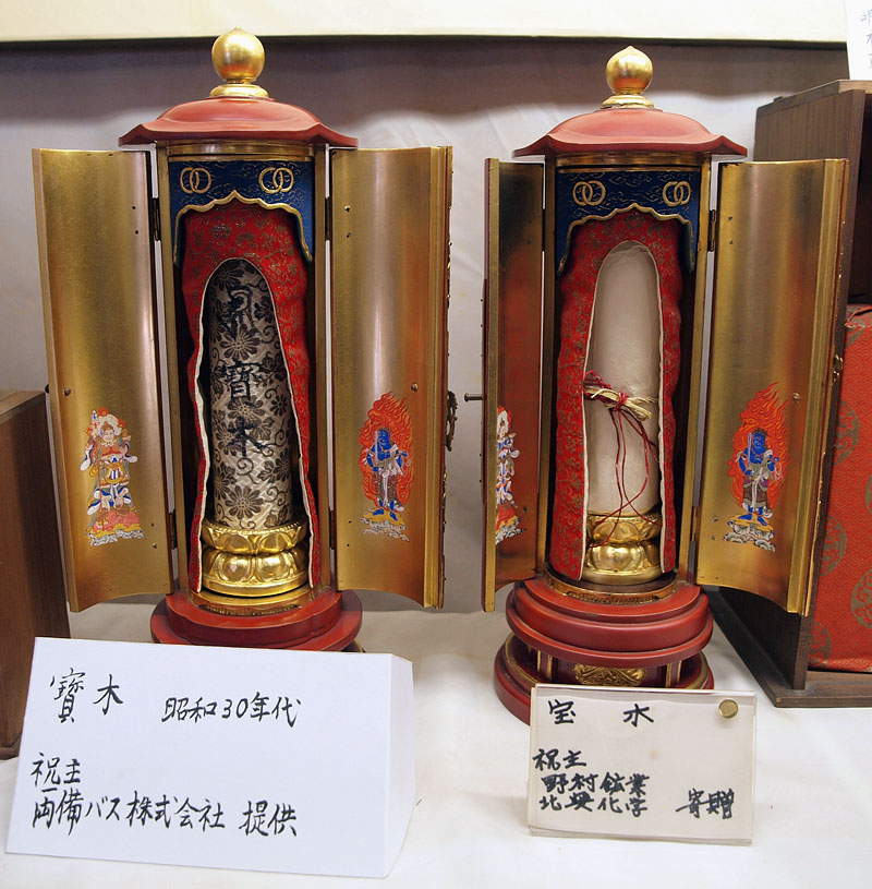 円筒形の厨子に入れられた宝木