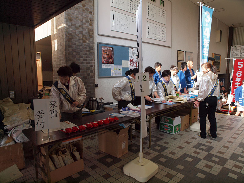 少年はだかまつりの受付/西大寺市民会館 15:15