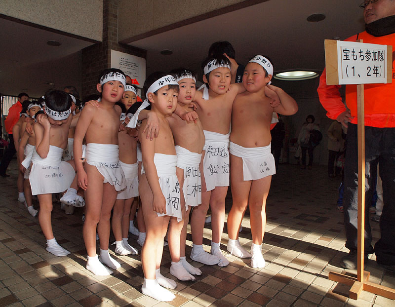 宝もち参加隊の小学1・2年生たち(白鉢巻) 15:33