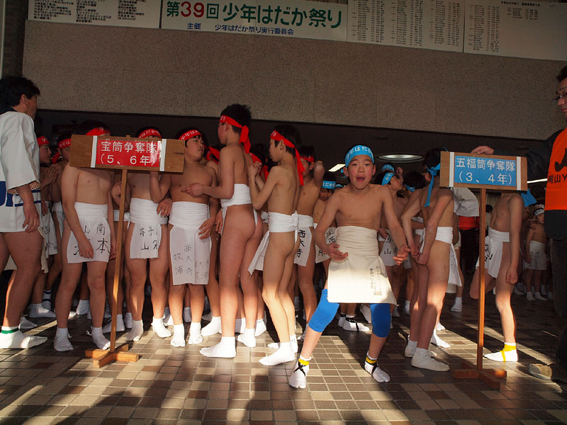 宝筒争奪隊の小学5・6年生(赤鉢巻)と五福筒争奪隊の小学3・4年生(青鉢巻)