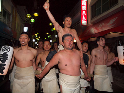 馬を組んで福受会場に凱旋する寺坂グループ 23:25
