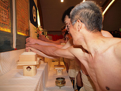 祭壇に宝木を奉納する福男たち1/2 23:28
