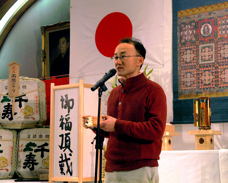乾杯の挨拶をするJFEスチール(株)熊耳伸一総務部長 00:31