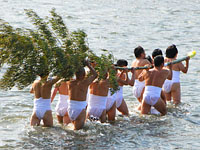 庄内川に入った裸男たち