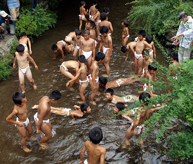 御手洗川で楽しい水浴