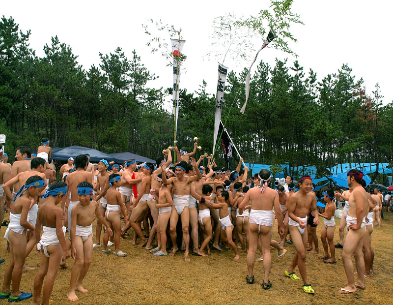 裸っぽたちで一杯になったお祭り広場
