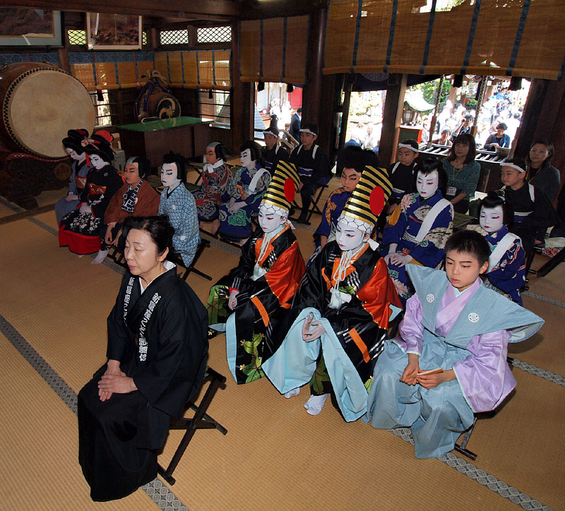 拝殿で参拝してお祓いを受ける 13:20