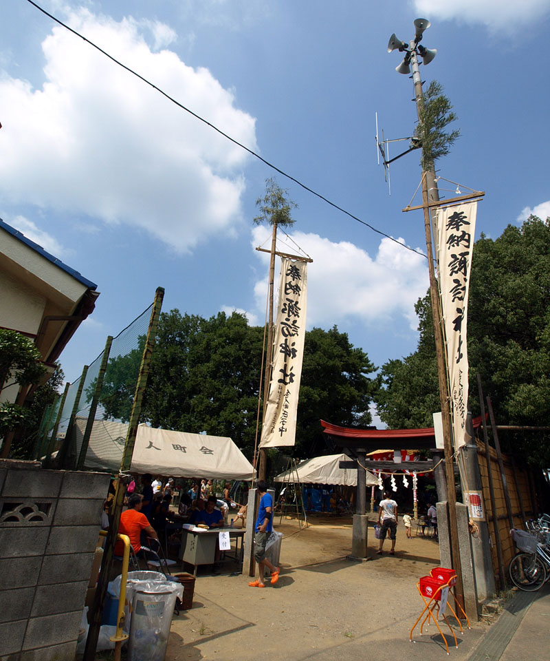 舎人諏訪神社の入口 10:35