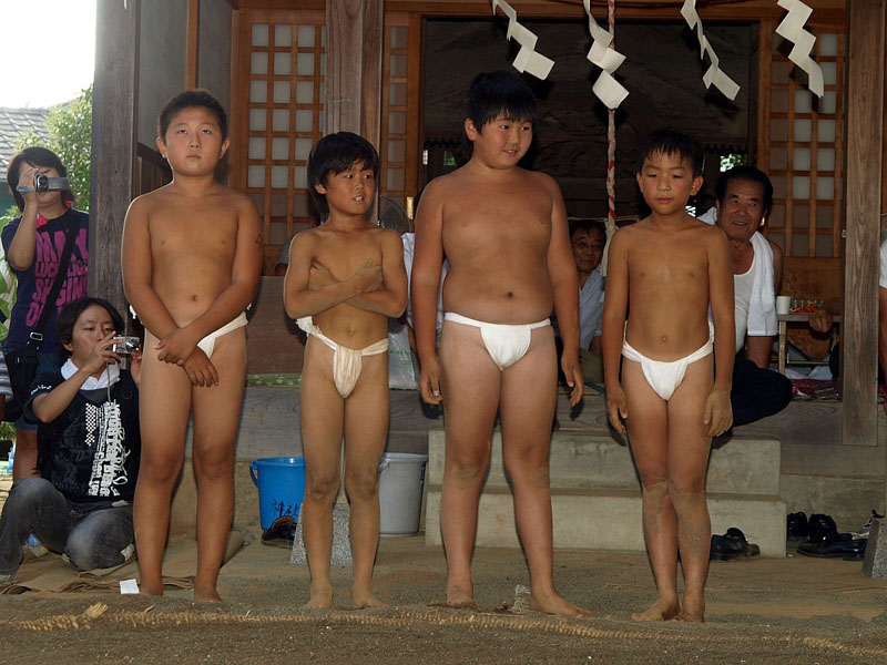 拝殿前の四年生(三人抜き)四強たち