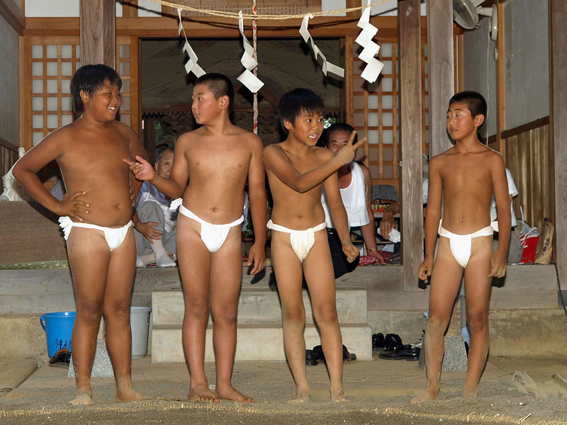 拝殿前の五年生(三人抜き)四強たち