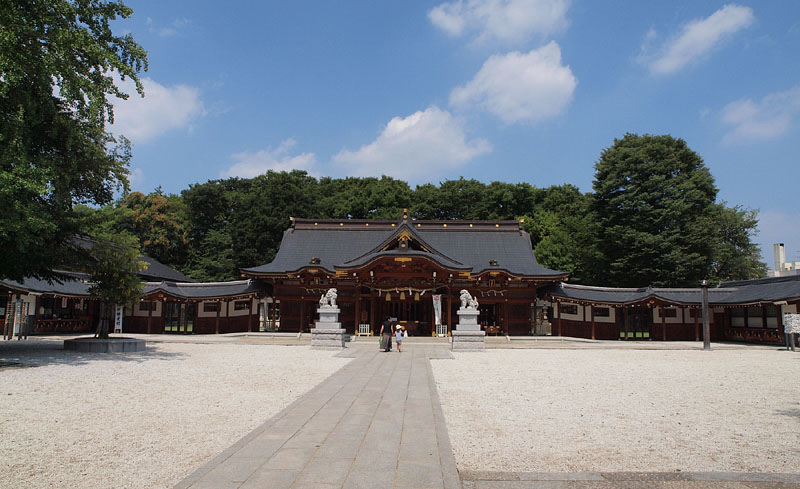 広々とした敷地と立派な社殿