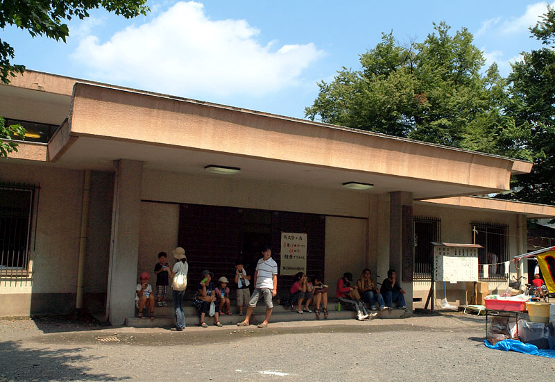 拝殿右奥にある立川市錬成館