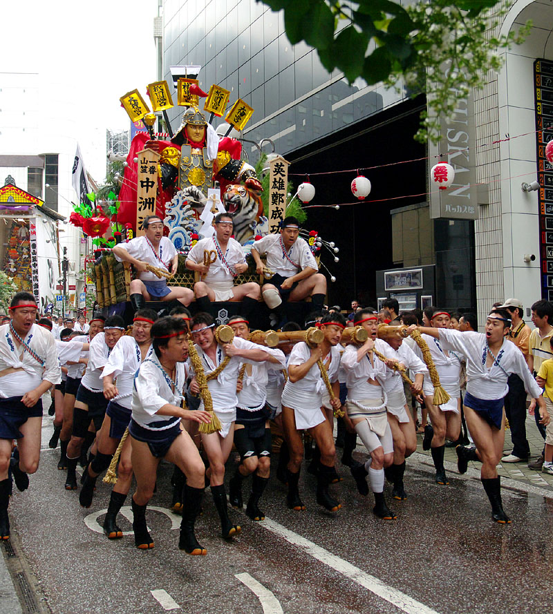 中洲の街を疾走する