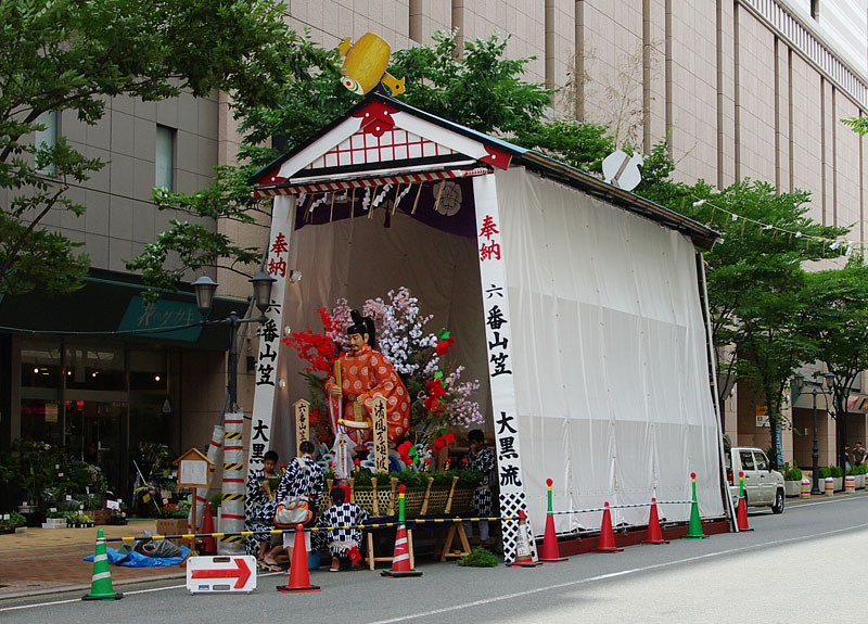 道路に展示された大黒流の舁き山笠
