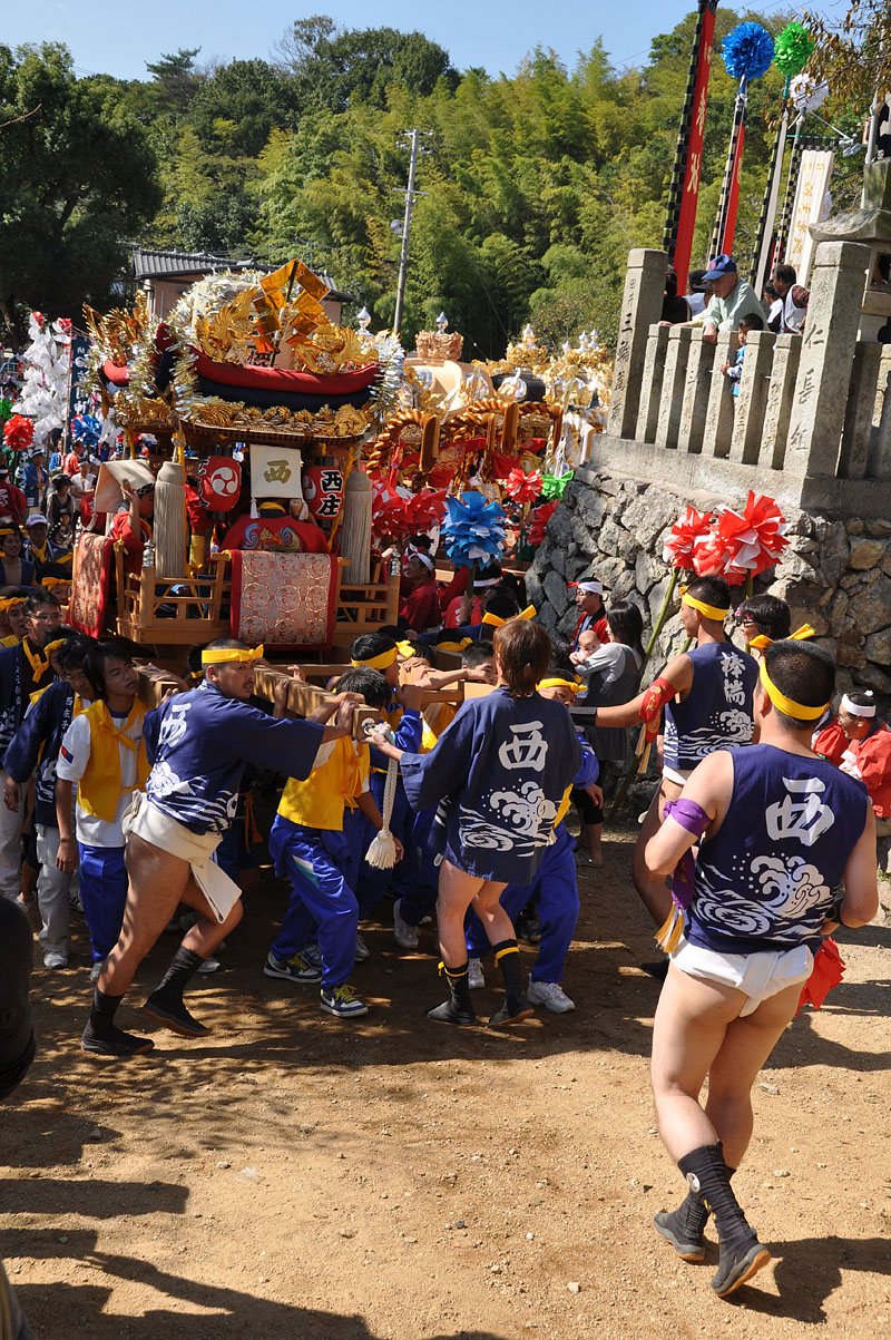 拝殿に向かう西庄の子供樽神輿 10:58