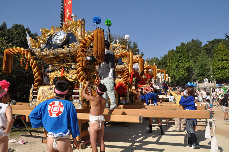 御旅所で休憩する6町会の屋台 13:39