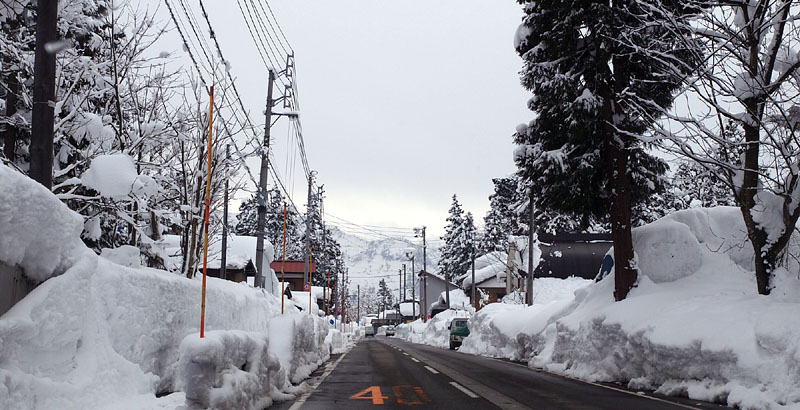 浦佐浦佐駅から八海山大崎口まで約4km、車で10分の道のり / 南魚沼市 2011.1.29 12:08