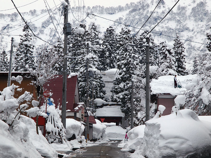 大雪に埋まる曹洞宗龍谷寺 / 南魚沼市大崎 12:12
