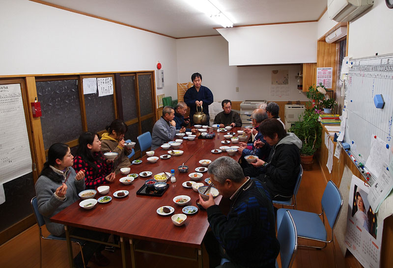 山田泰利宮司を囲んで穀絶行食の昼食を取る寒修行者たち　12:20