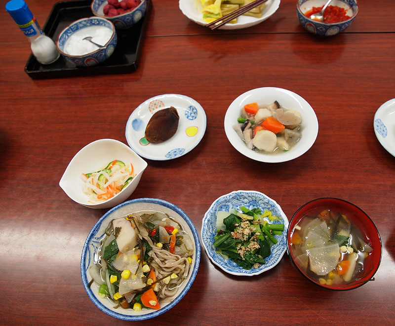 穀絶行食は朝昼夕三食とも五穀断ちの山菜蕎麦を主食とした精進料理