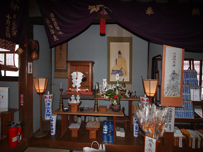 拝殿側面の祭壇(左)