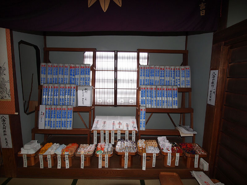 拝殿側面の祭壇(右)