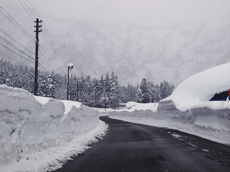 八海山尊神社への除雪道路 13:27