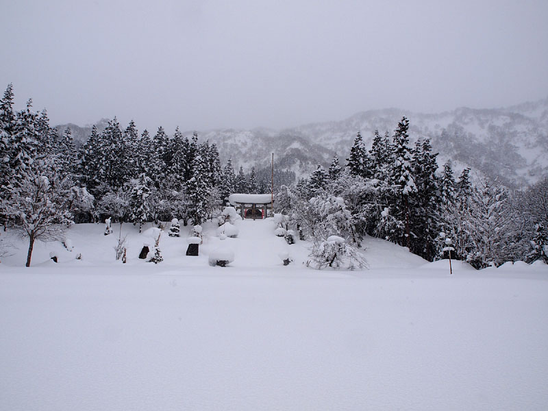 雪に埋まった八海山尊神社　13:30