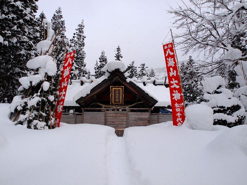 八海山尊神の扁額を掲げた八海山尊神社 13:36