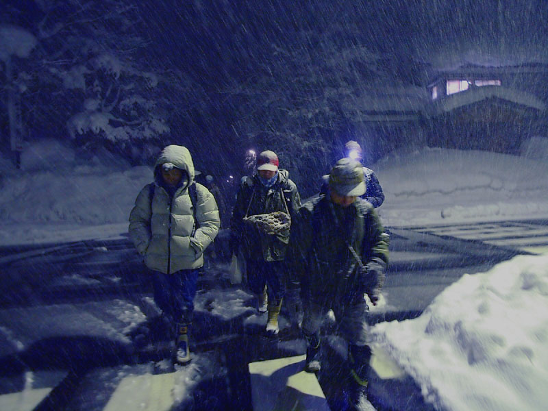 大雪のなか社務所を出発した寒修行者たち 　2011.1.30 00:03