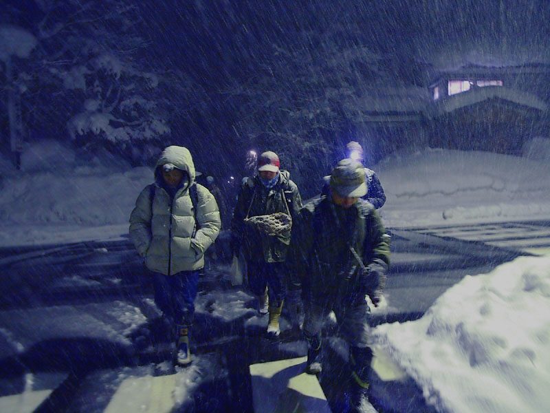 大雪のなか社務所を出発した寒修行者たち 2011.1.30 00:03