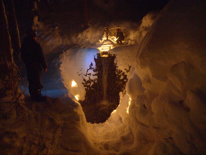里宮不動滝に蝋燭を灯して滝行の準備　00:45