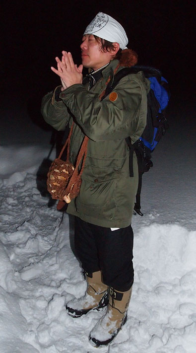 八海山に向かって法螺貝を吹鳴する山崎寛さん 2/2