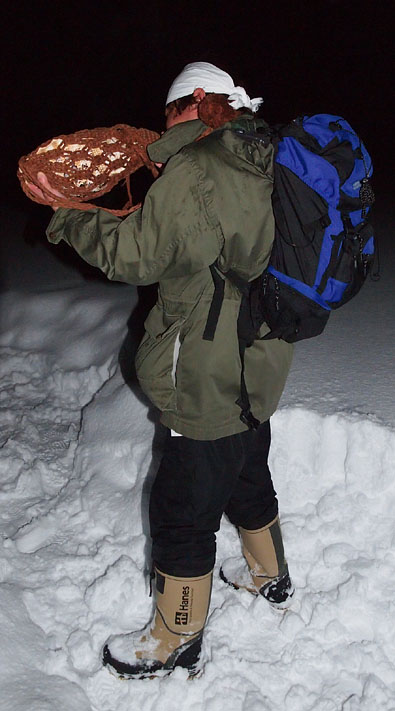八海山に向かって法螺貝を吹鳴する山崎寛さん 1/2