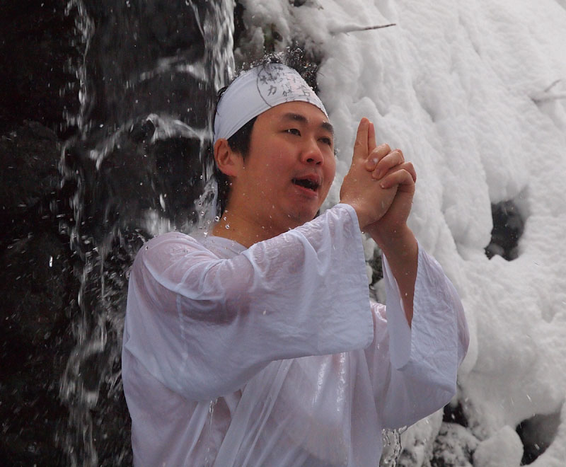 山田禰宜の滝行 2/2
