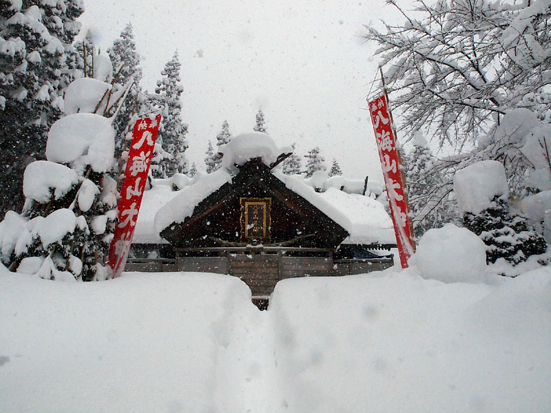 大雪に埋まる八海山尊神社 11:18